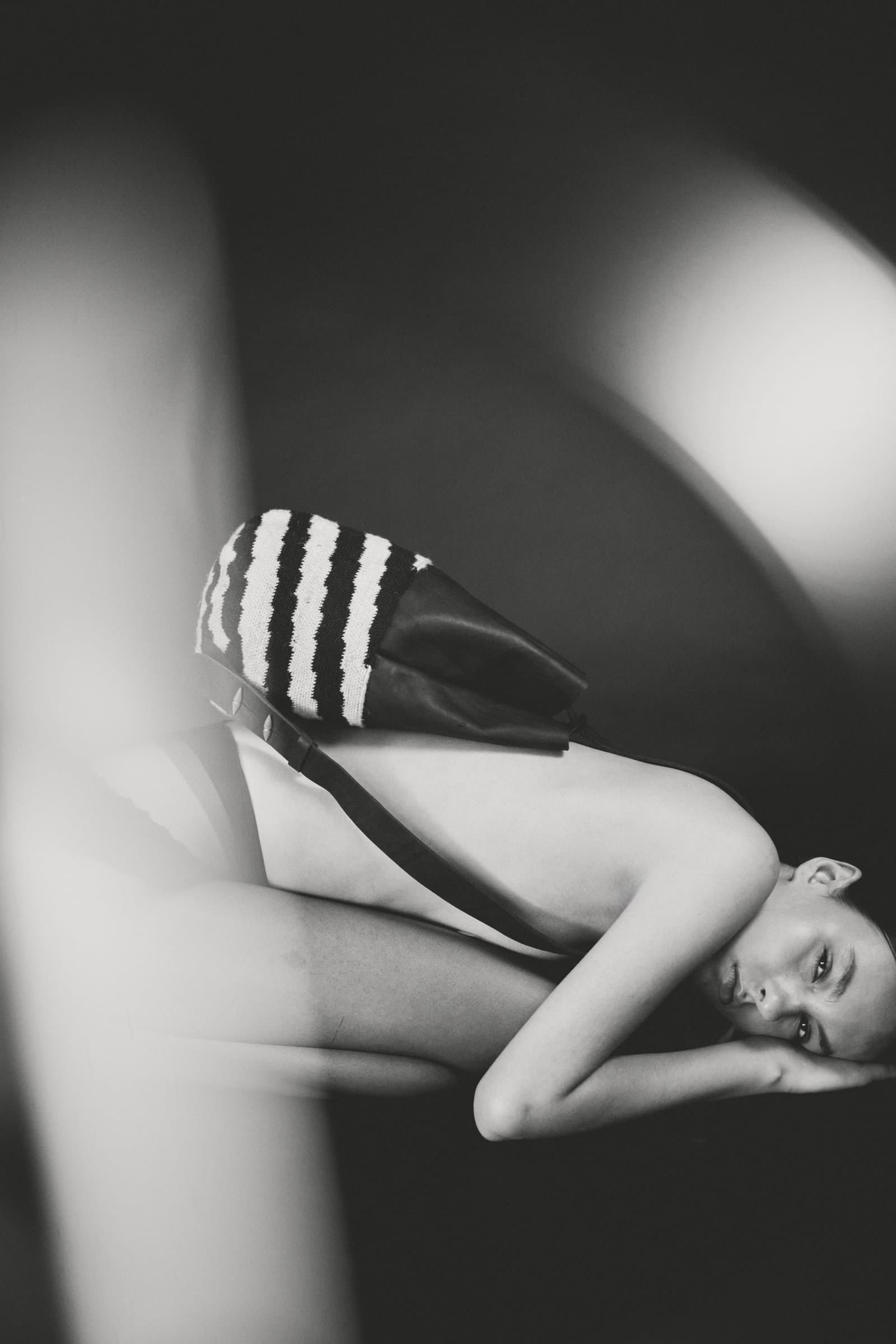 Retrato en blanco y negro con turbante a rayas