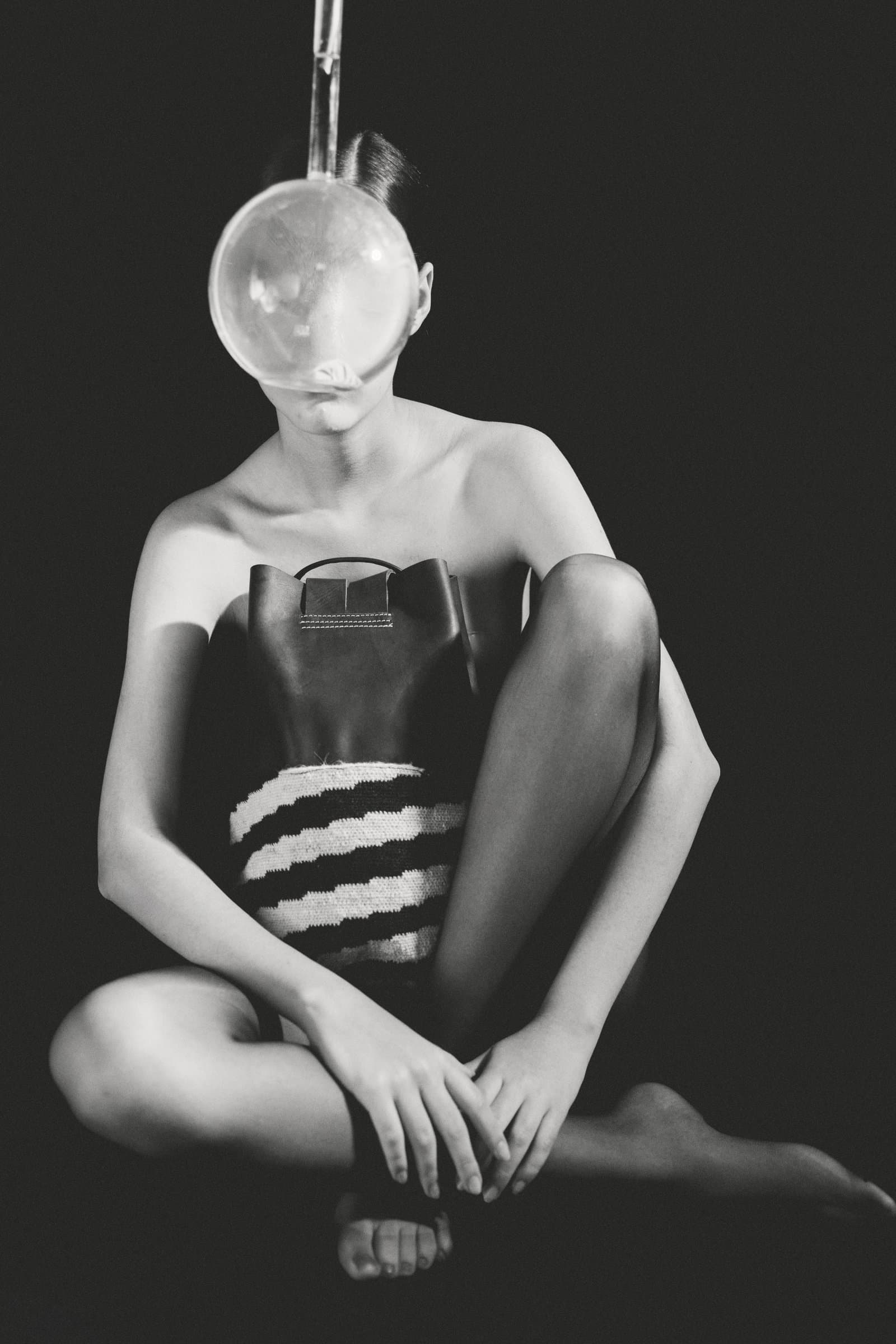 Retrato en blanco y negro con cuerpo pintado