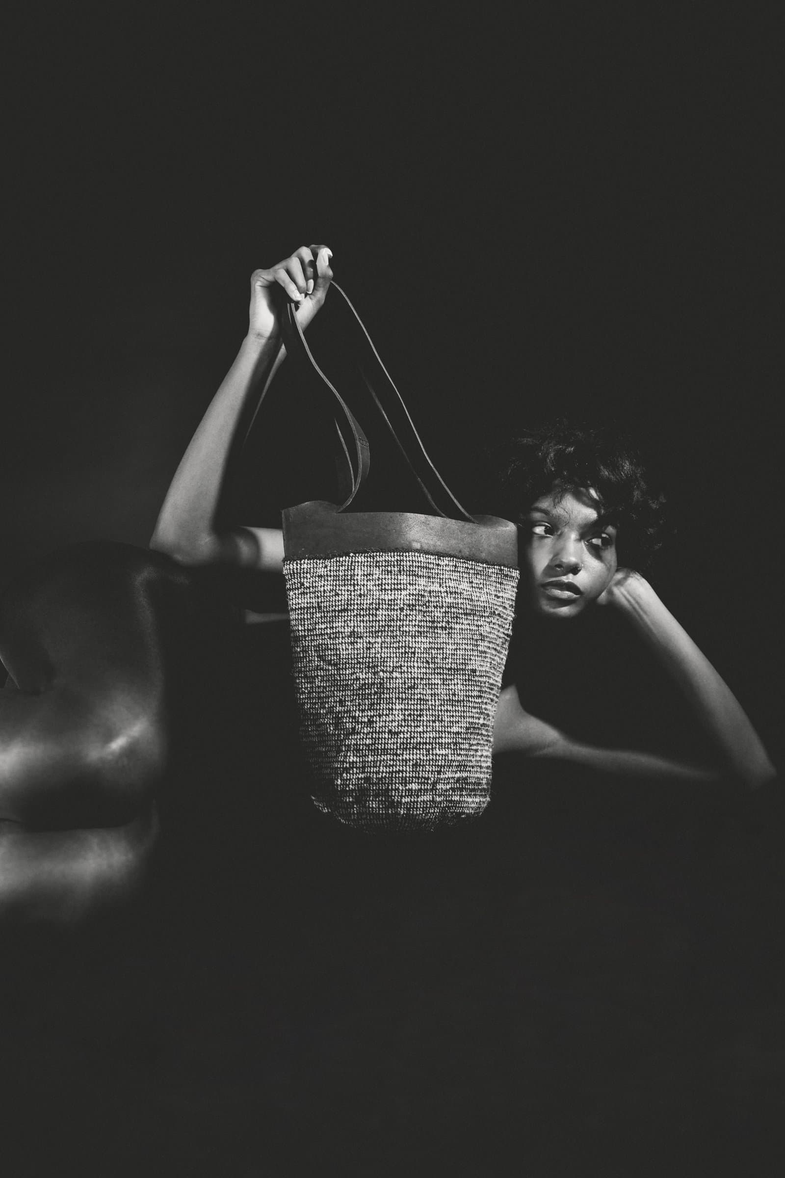Retrato en blanco y negro con bolso tejido en alto