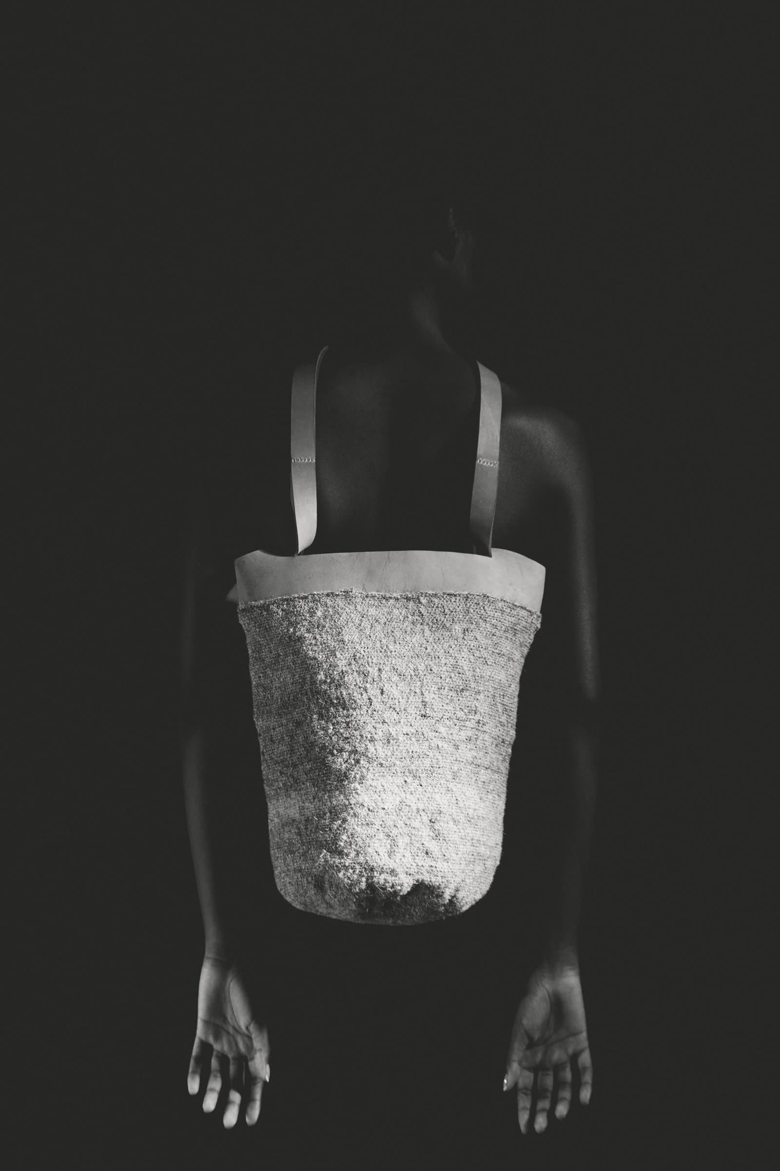 Retrato en blanco y negro con textura tejida