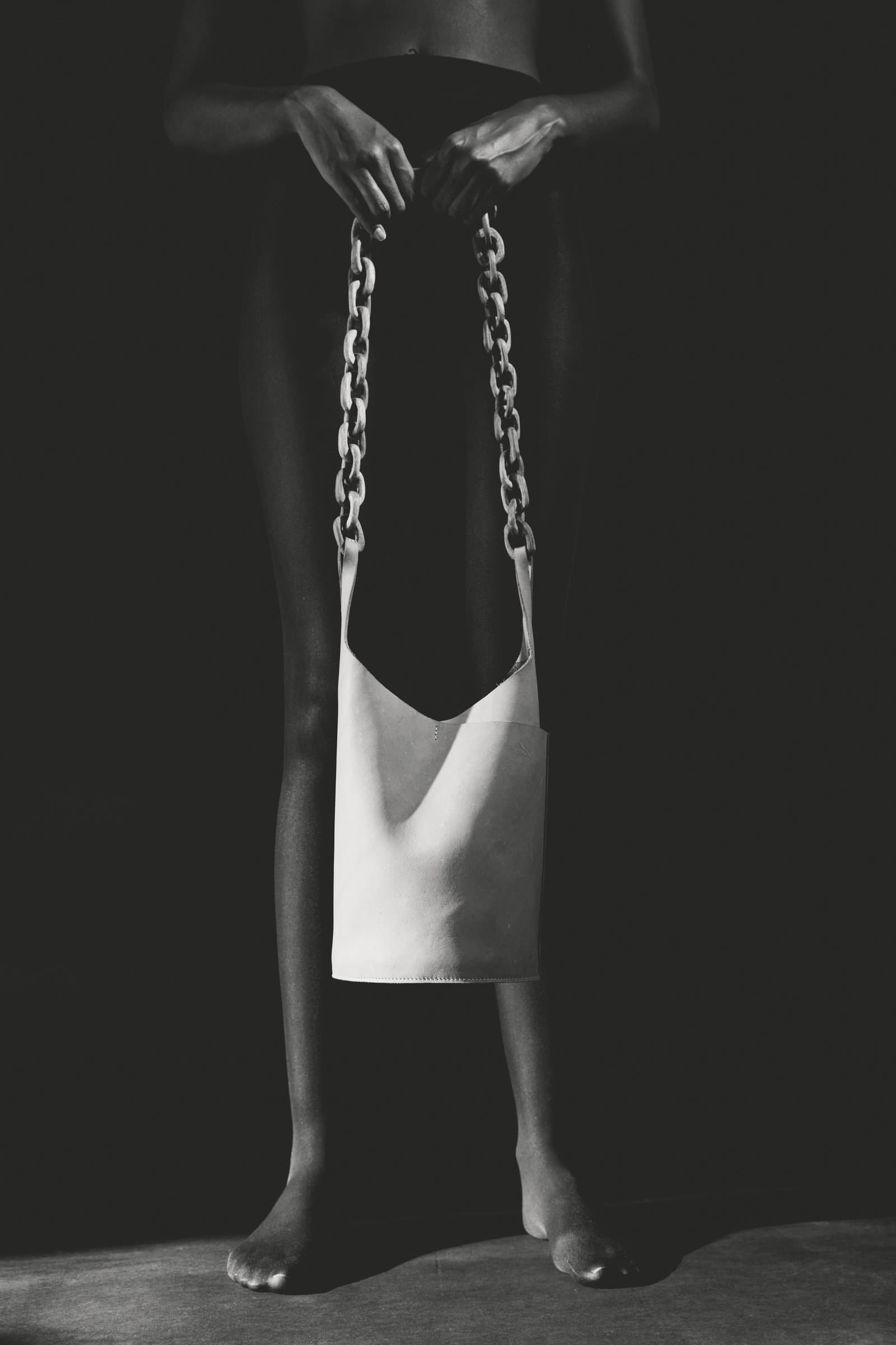 Retrato en blanco y negro con bolso y cadena