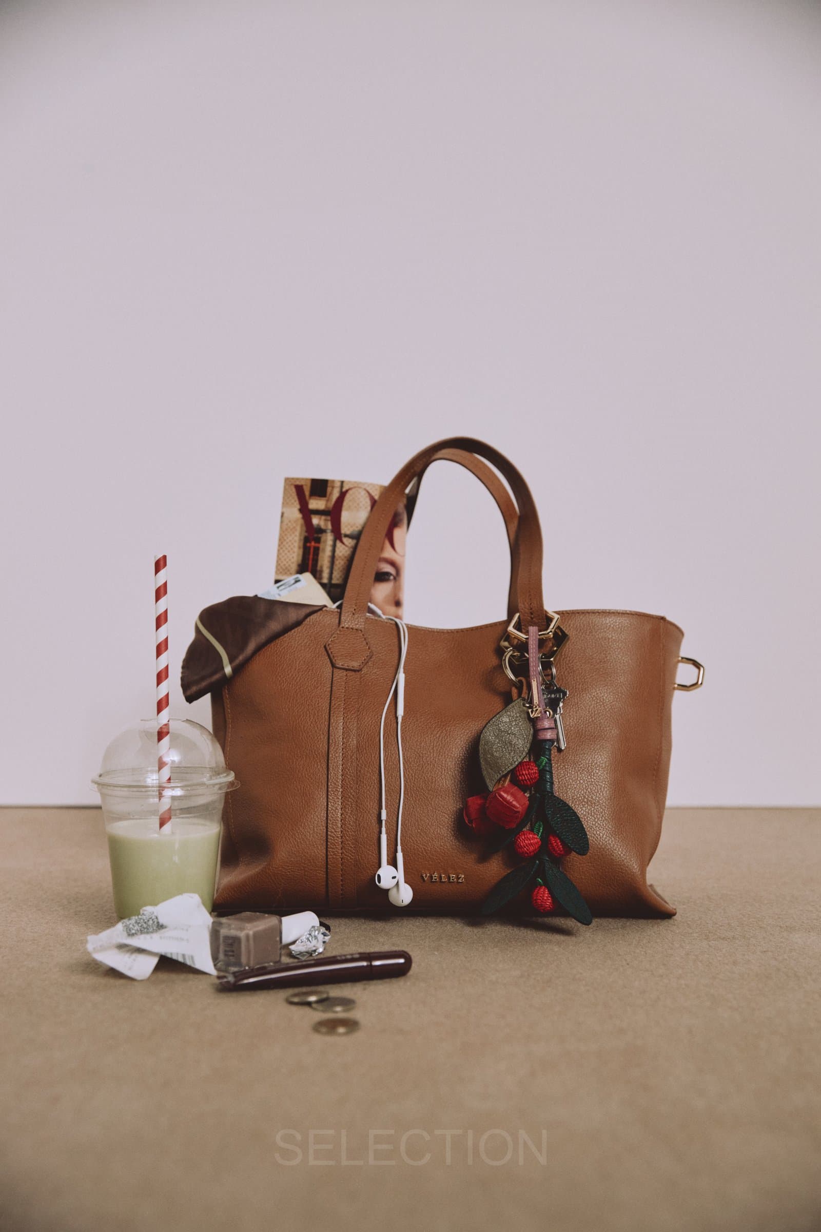 Bolso café con vaso a rayas y llavero
