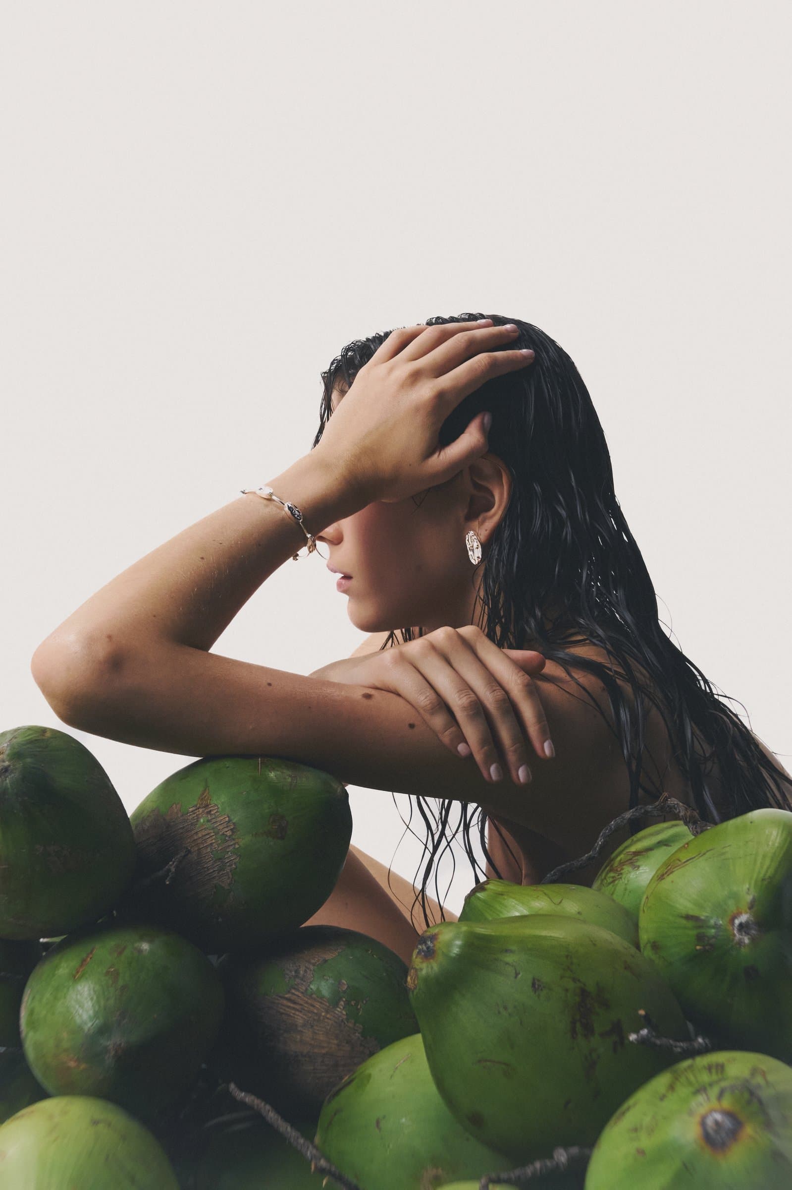 Modelo con cocos verdes
