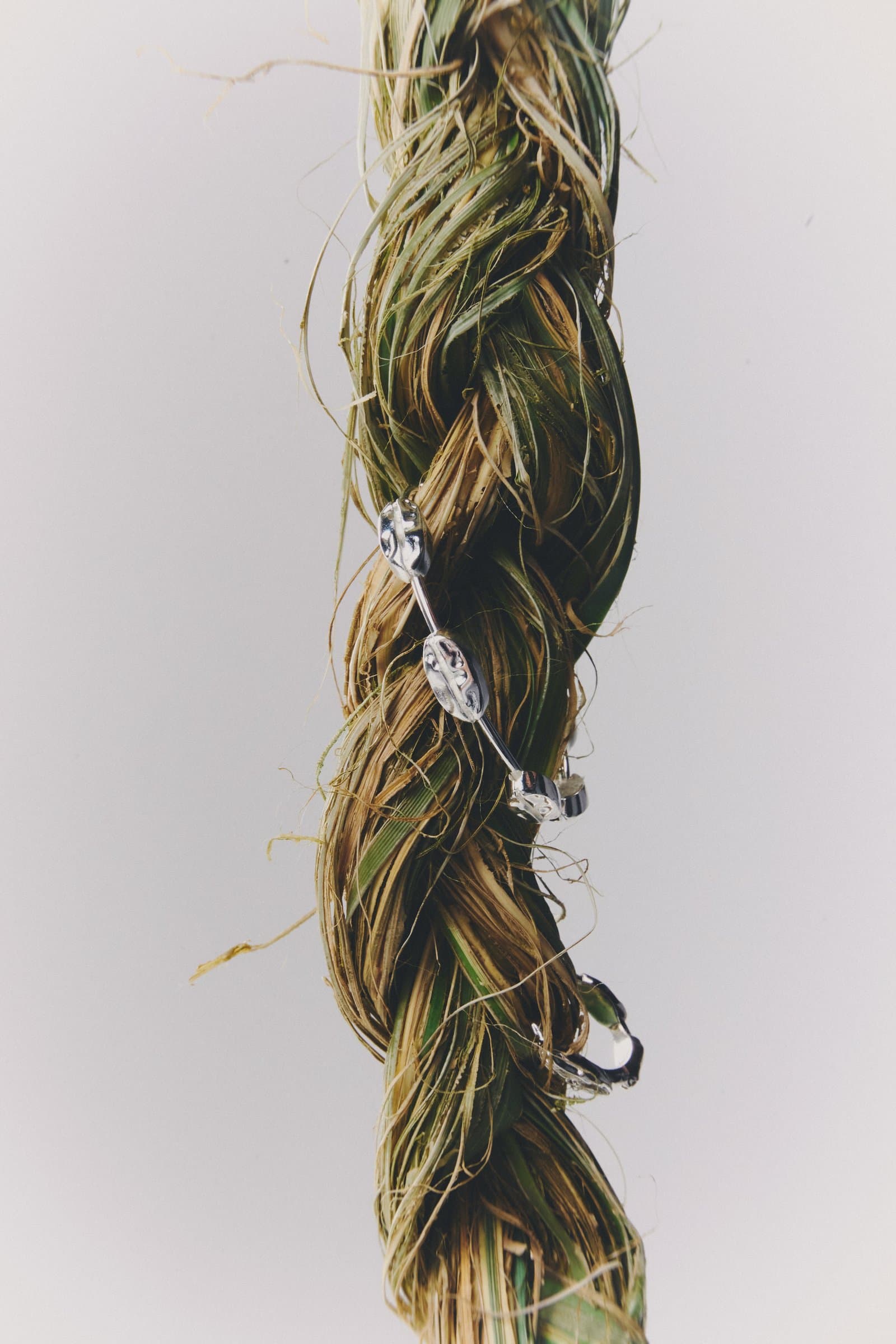 Joyería sobre cuerda trenzada de fibra, detalle