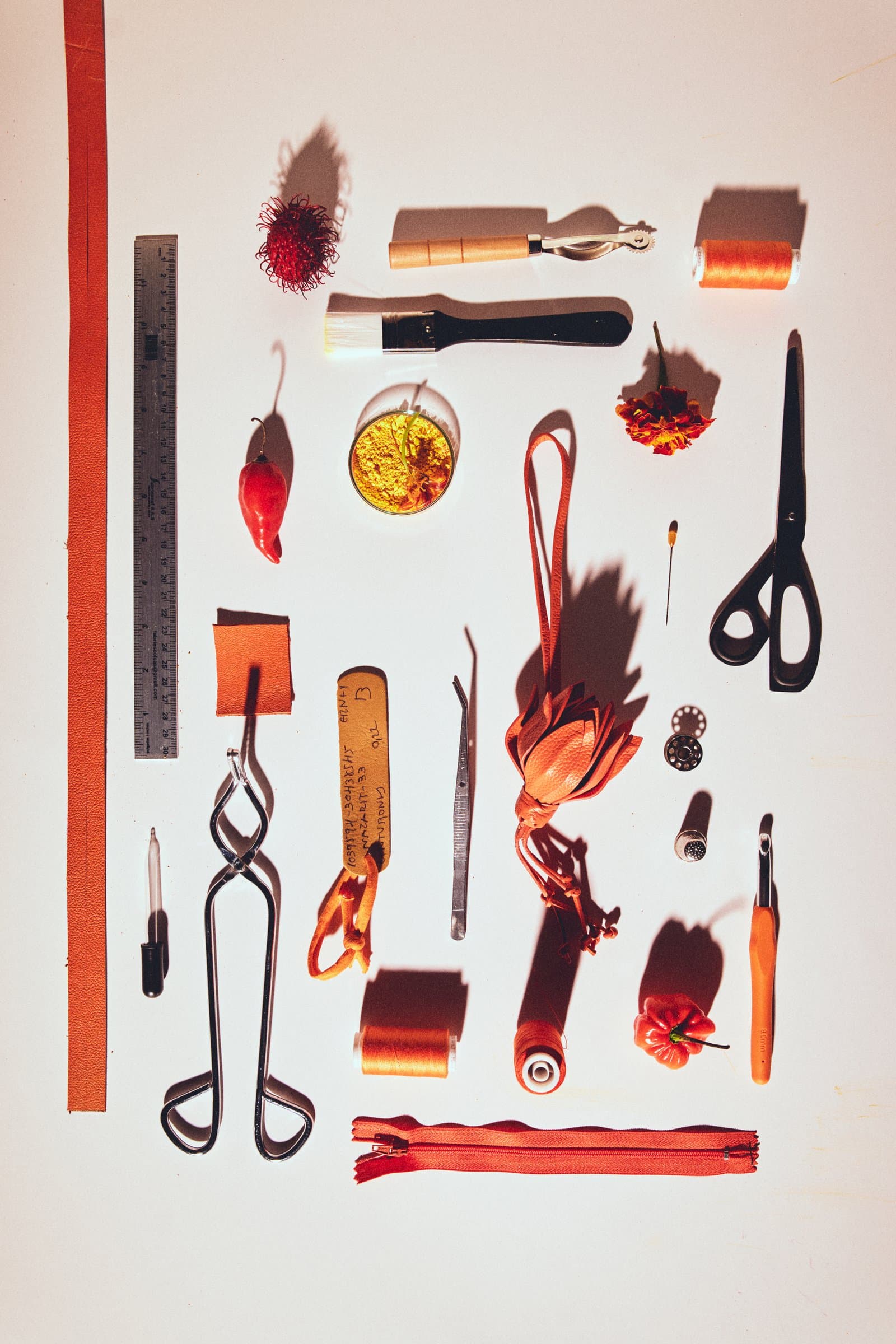 Materiales de arte en rojo, vista cenital